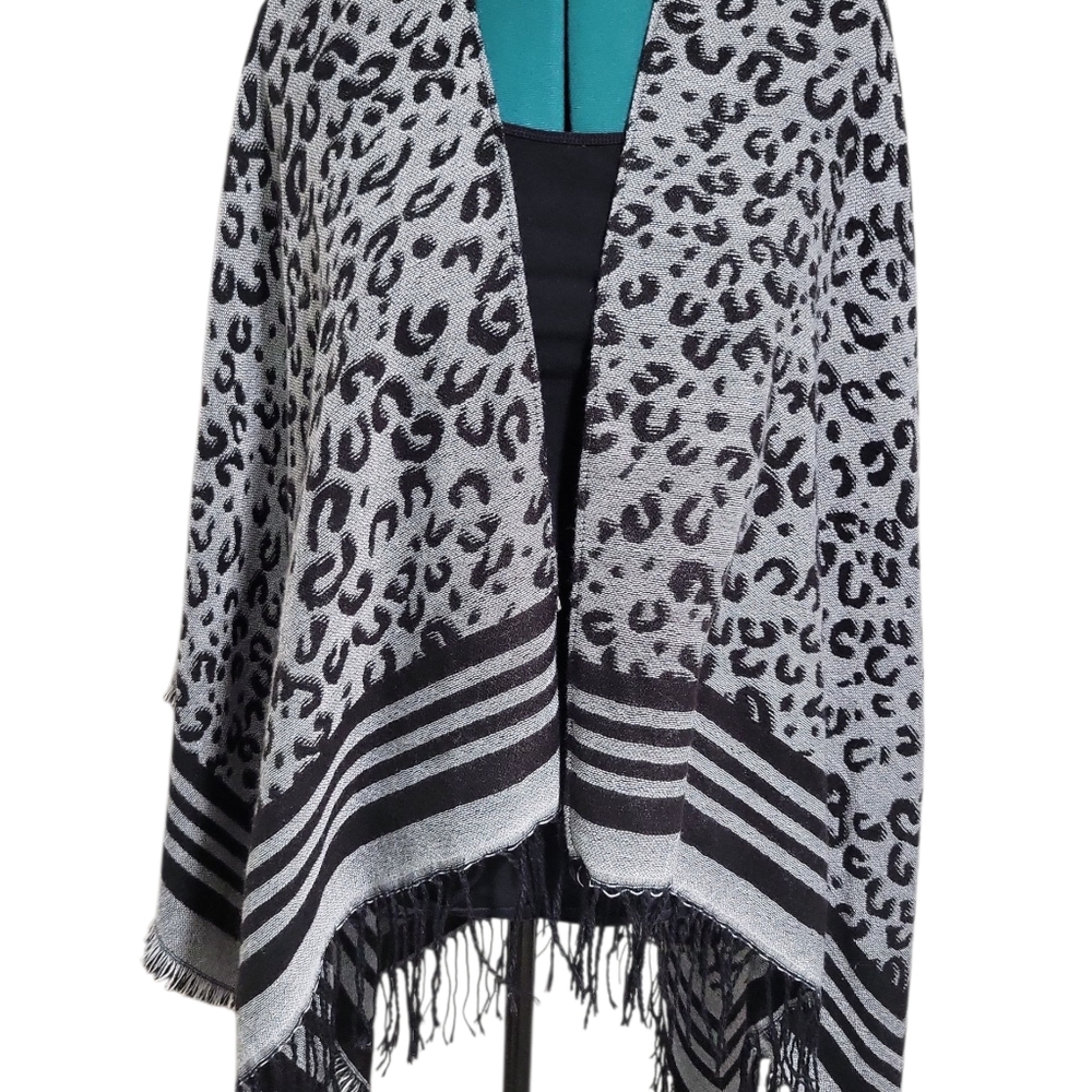 Southern Stitch Women's Leopard Knit Woven Poncho Cape O/S Black Gray Fringe - Picture 4 of 12